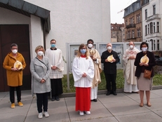 Hauptamtliche Mitarbeiter und Messdiener der Pfarrei St. Klara und Franziskus mit Pfarrer James und Dechant Weber und Messdienern vor dem Kirchportal von St. Josef